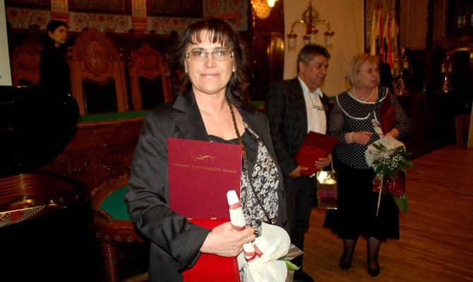 Dr Csányi Erzsébet a díjjal